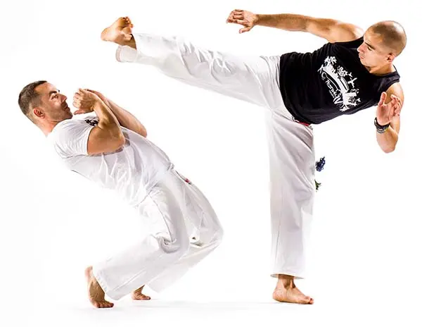 Mężczyzna wykonuje kopnięcie na treningu Capoeira w Sobótce