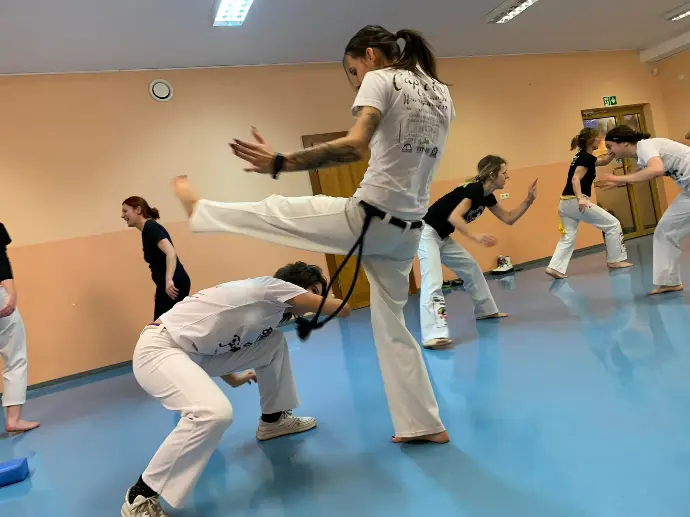 Grupa trenująca Capoeira - zajęcia sportowe w Sobótce