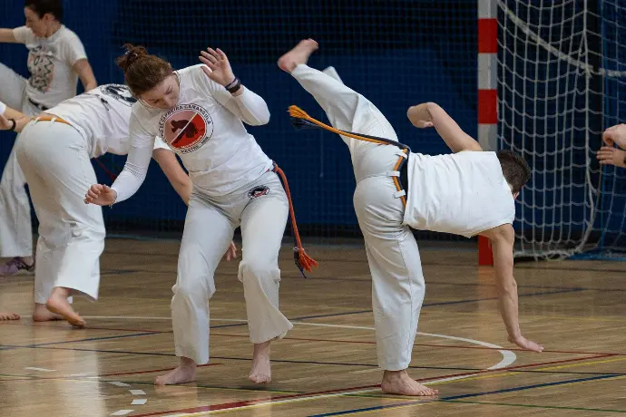 Dwie osoby w trakcie gry Capoeira - zajęcia dla dorosłych Sobótka
