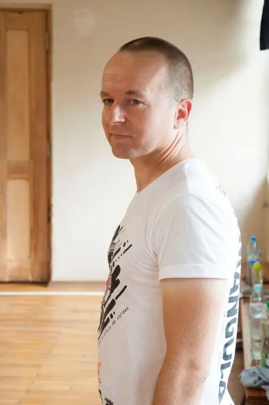 Doświadczony instruktor Capoeira podczas treningu